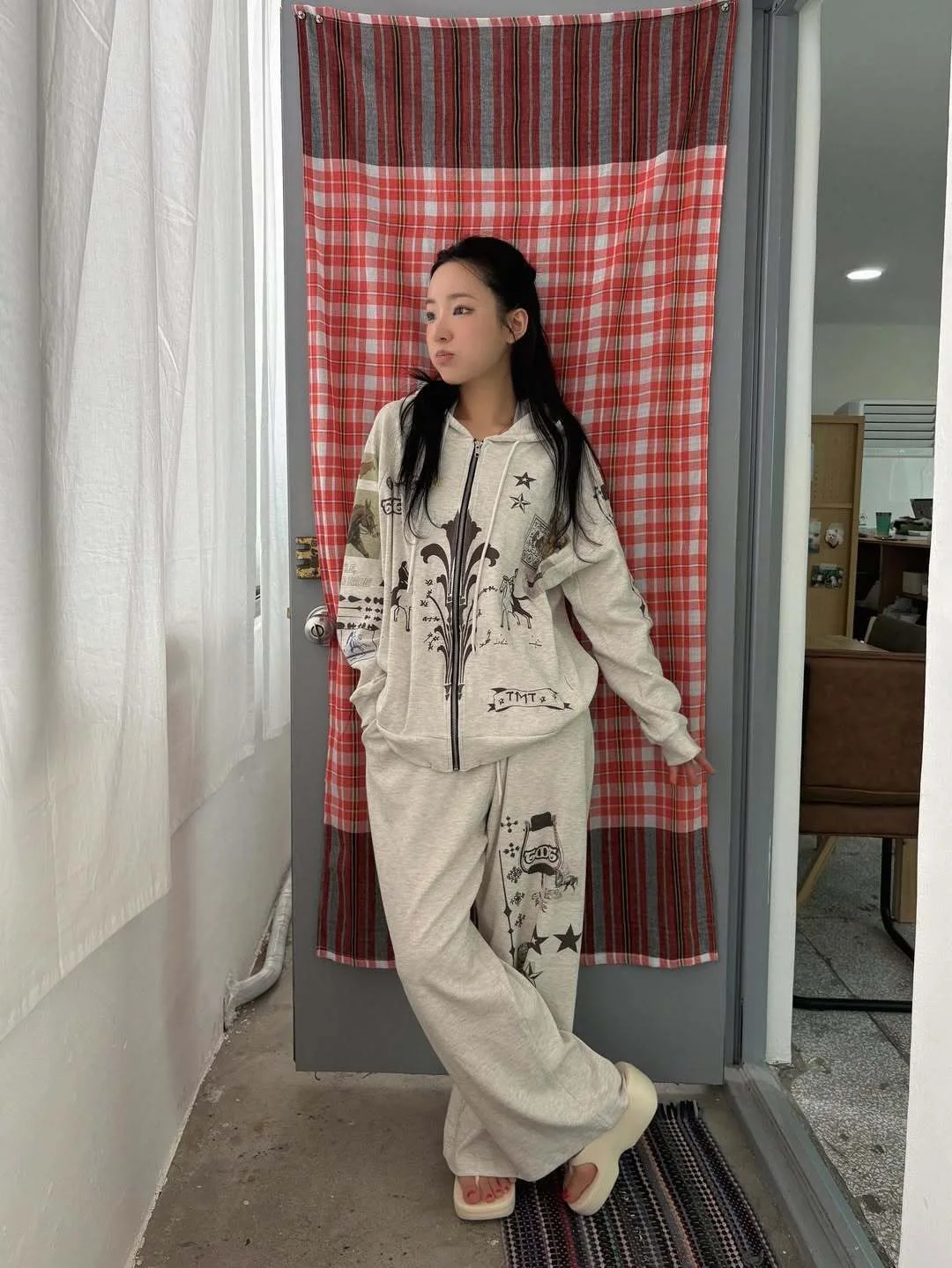 سترة هودي ذهبية بطباعة جرافيتي جيني جينيفر مع بنطلون كاجوال طويل وبنطلون رياضي بأسلوب ملابس الشارع مع إغلاق بسحاب وأكمام طويلة