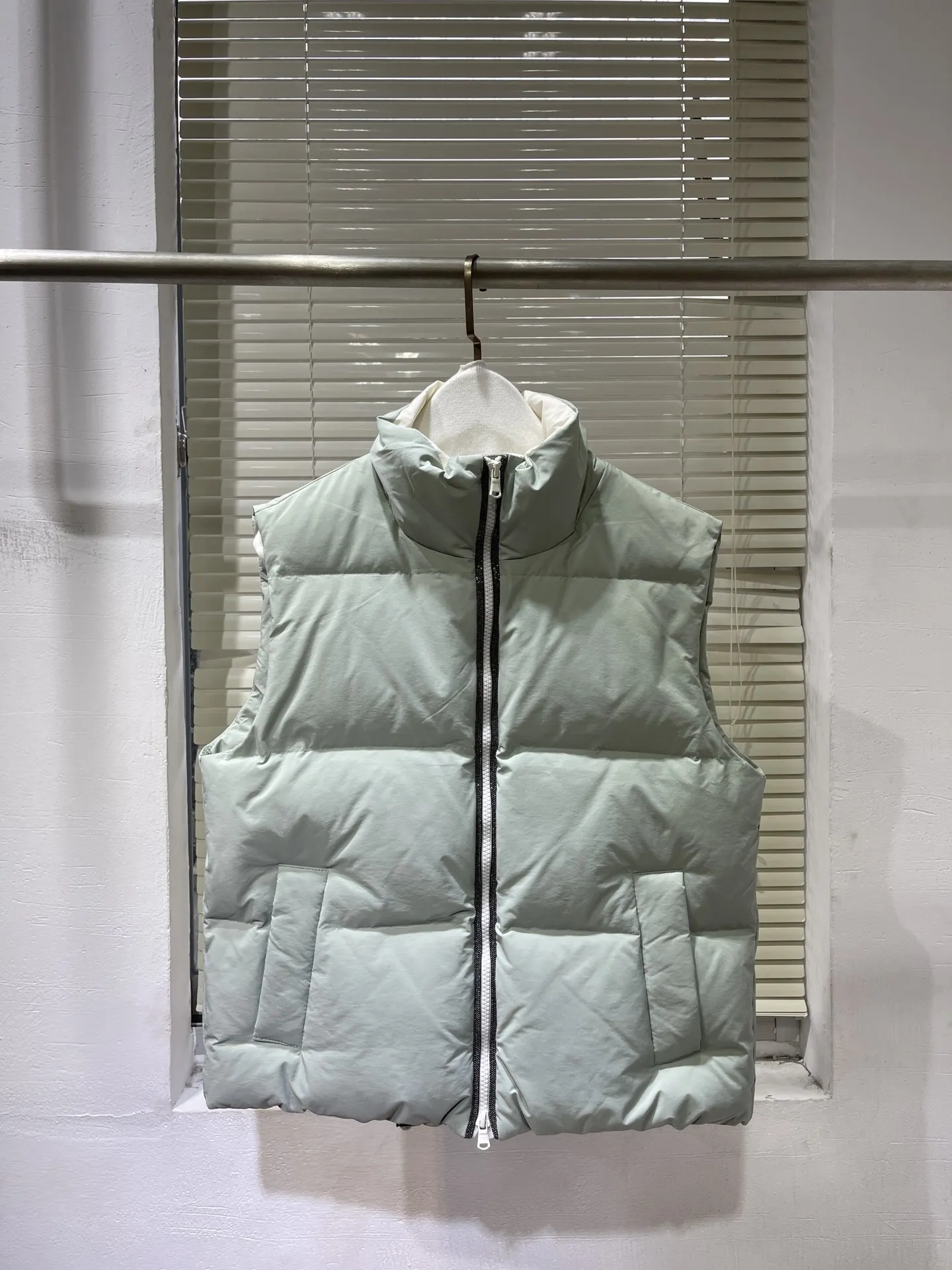 

Женский зеленый пуховый жилет с бисерной цепочкой, воротником-стойкой, без рукавов, модное женское пальто