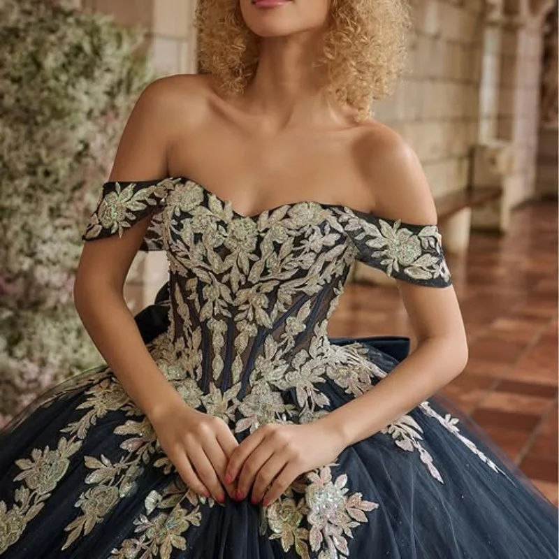 

Блестящее темное платье Quinceanera с блестящей цветочной наклейкой и открытыми плечами, многослойное платье с длинным хвостом и бантом, Vestidos De 15, Quinceanera ﻿ Настроить