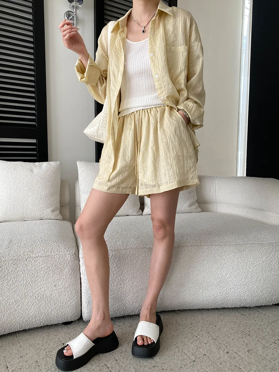 Sommerliches Damen-Set aus leichtem, atmungsaktivem, plissiertem Texturhemd und Shorts in unifarbenem Casual-Stil. – Detail 8