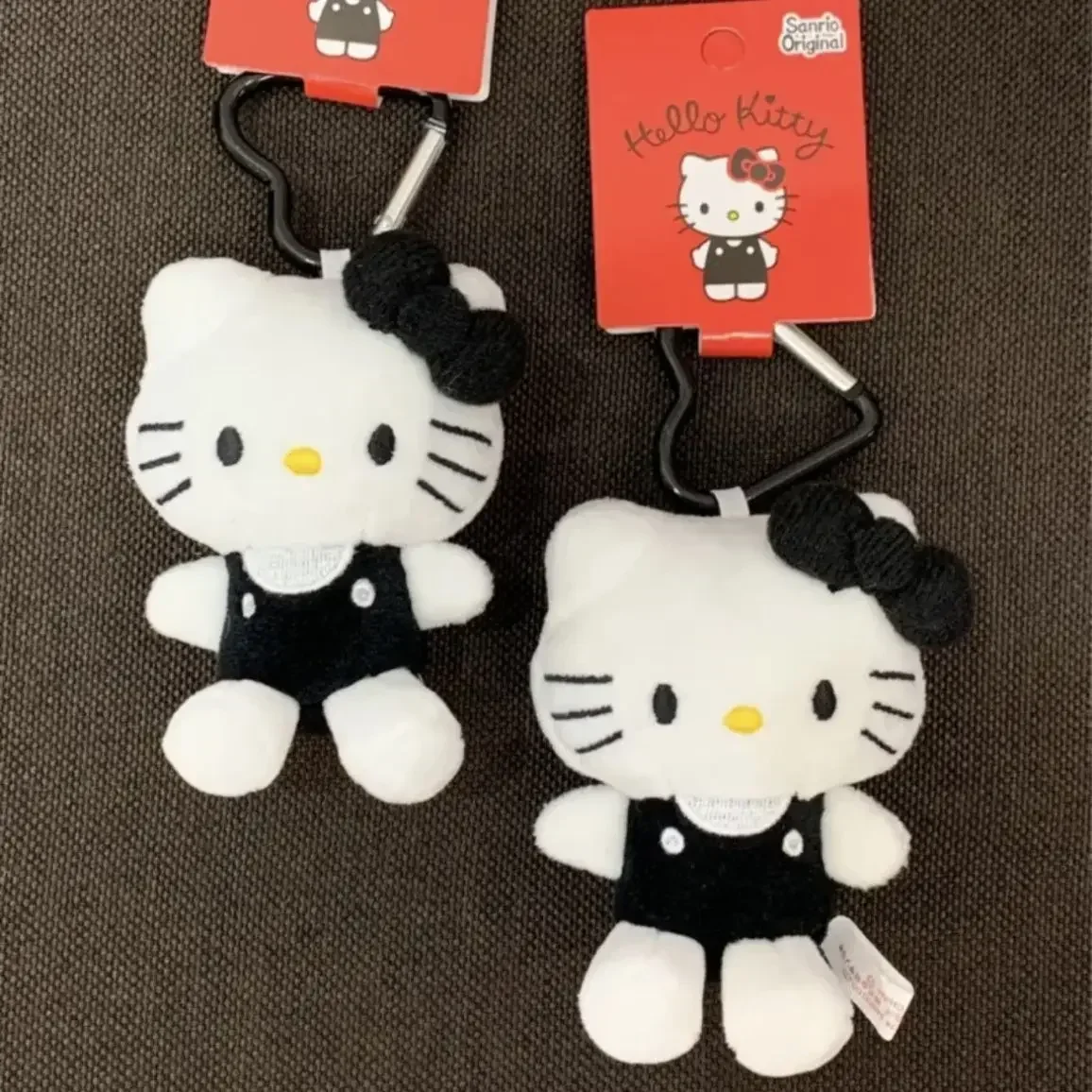 Sanrio Schwarz und Weiß Hello Kitty Love Button Anime Plüschpuppe Schlüsselanhänger Anhänger Tasche Dekoration Mädchen Diy Anhänger Geschenk Kawaii