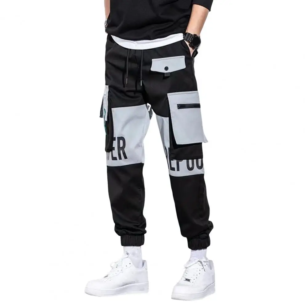 Calça casual masculina, elástico na cintura, bolso múltiplo solto, estampa de letras, streetwear esportivo, hip hop