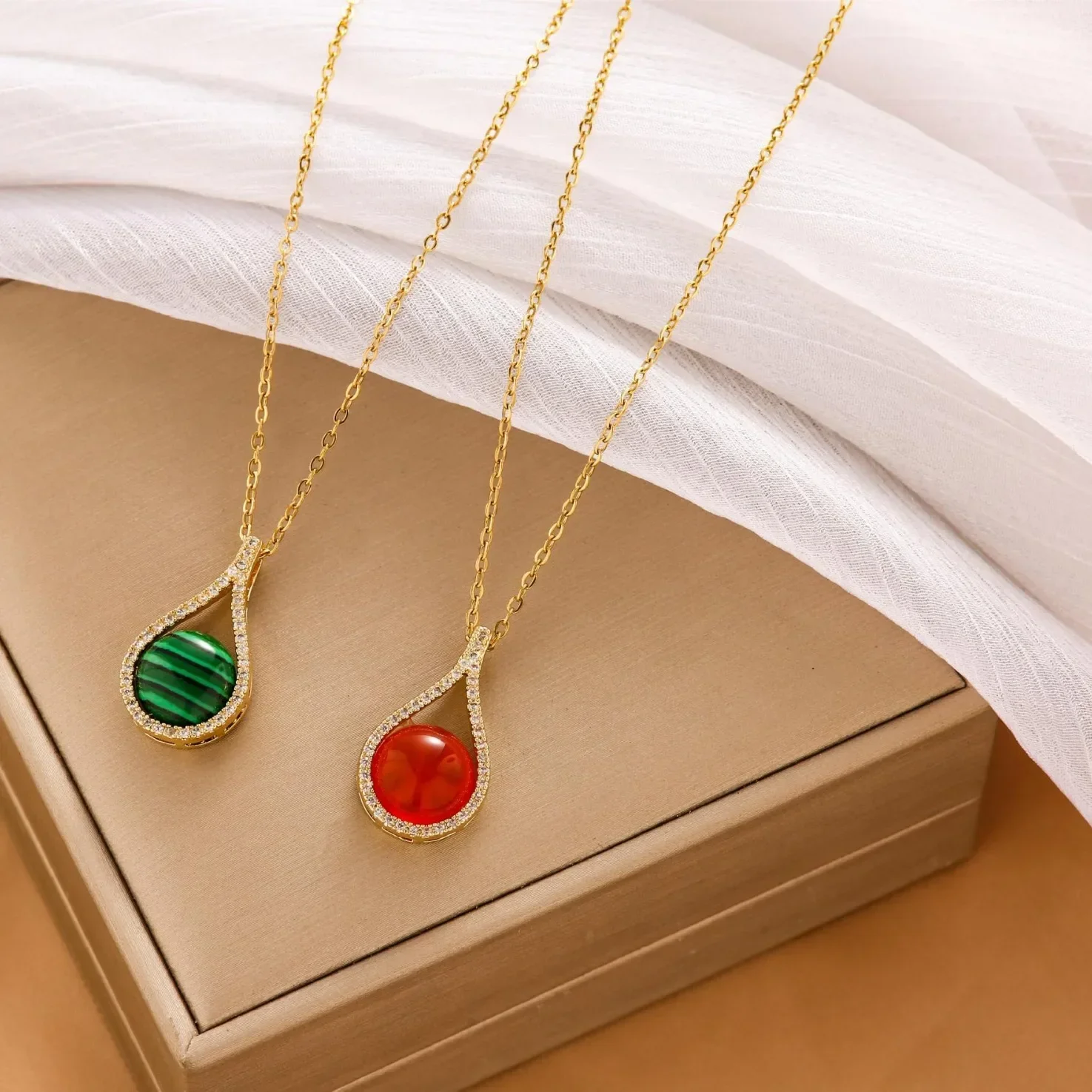

Natural red agate and red jade pendant women's necklace, collarbone chain, retro court style