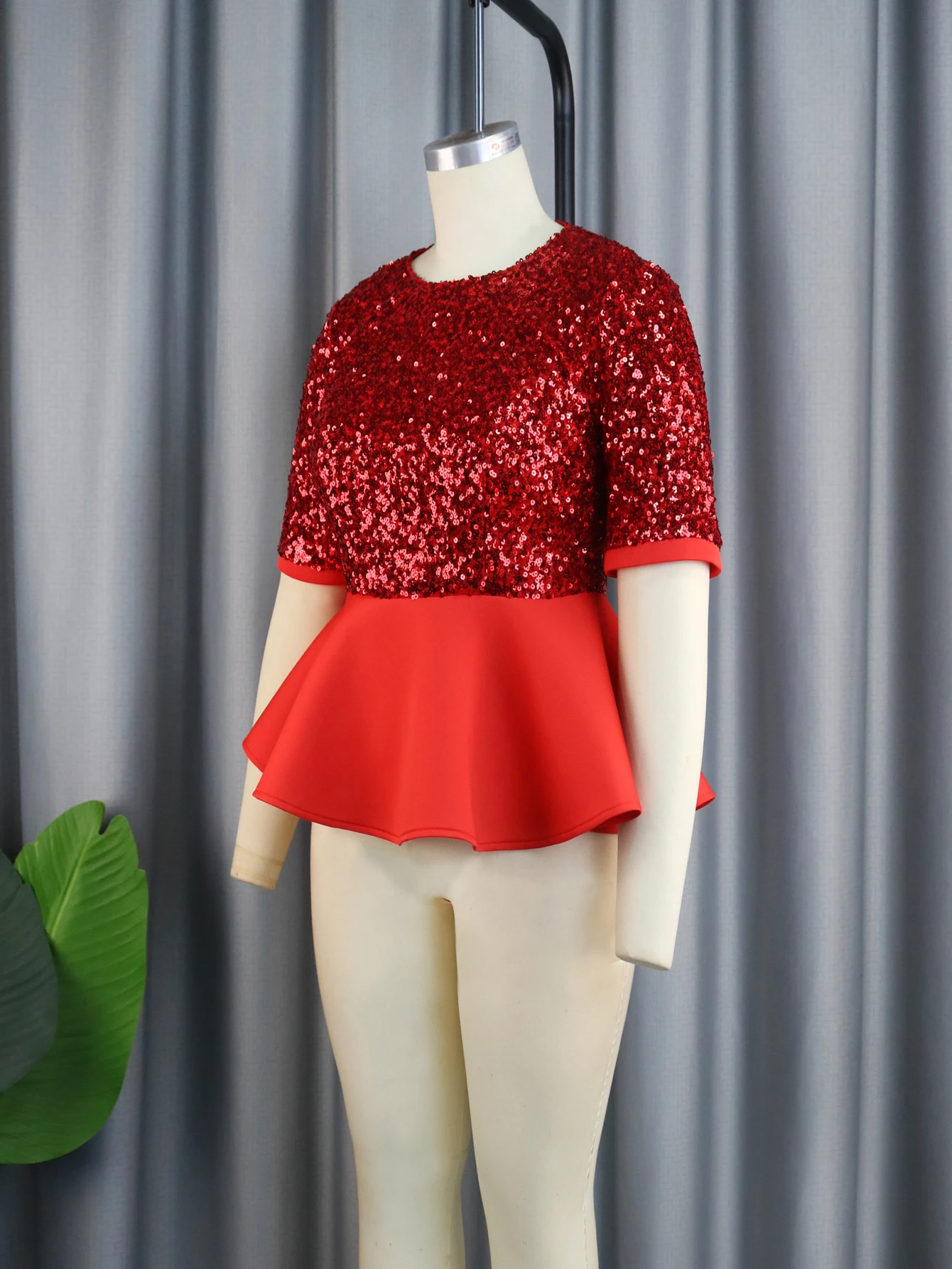 Camicette da donna con paillettes rosse 2024 estate Cute Short Tops O Neck manica corta peplo Ruffle Glitter camicie Night Out Clothes