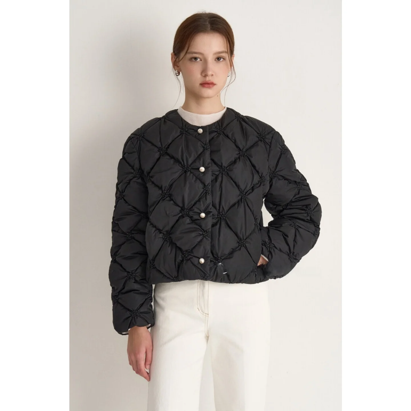 スリム効果のある軽量ダウンコート、刺繍入り、通勤にも使える万能アウターコート