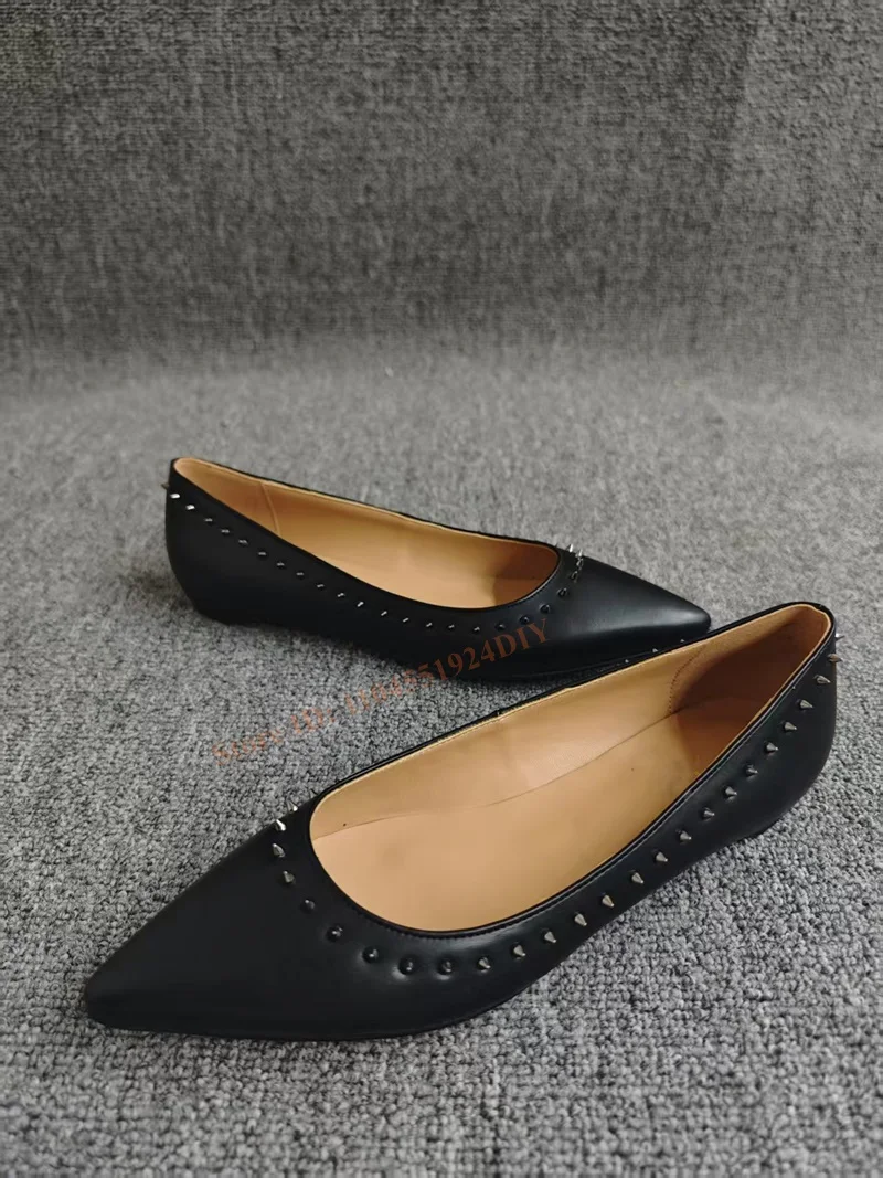 جلد الغنم الأسود مع مسمار أشار تو الانزلاق على الشقق النساء المسامير حذاء كاجوال حجم كبير 47