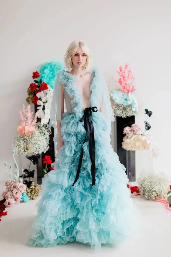 Vestidos mullidos de cuento de hadas, vestidos largos de tul escalonados azules para boda, vestido de novia largo con volantes, cinturón, vestidos de graduación con cuello en V profundo