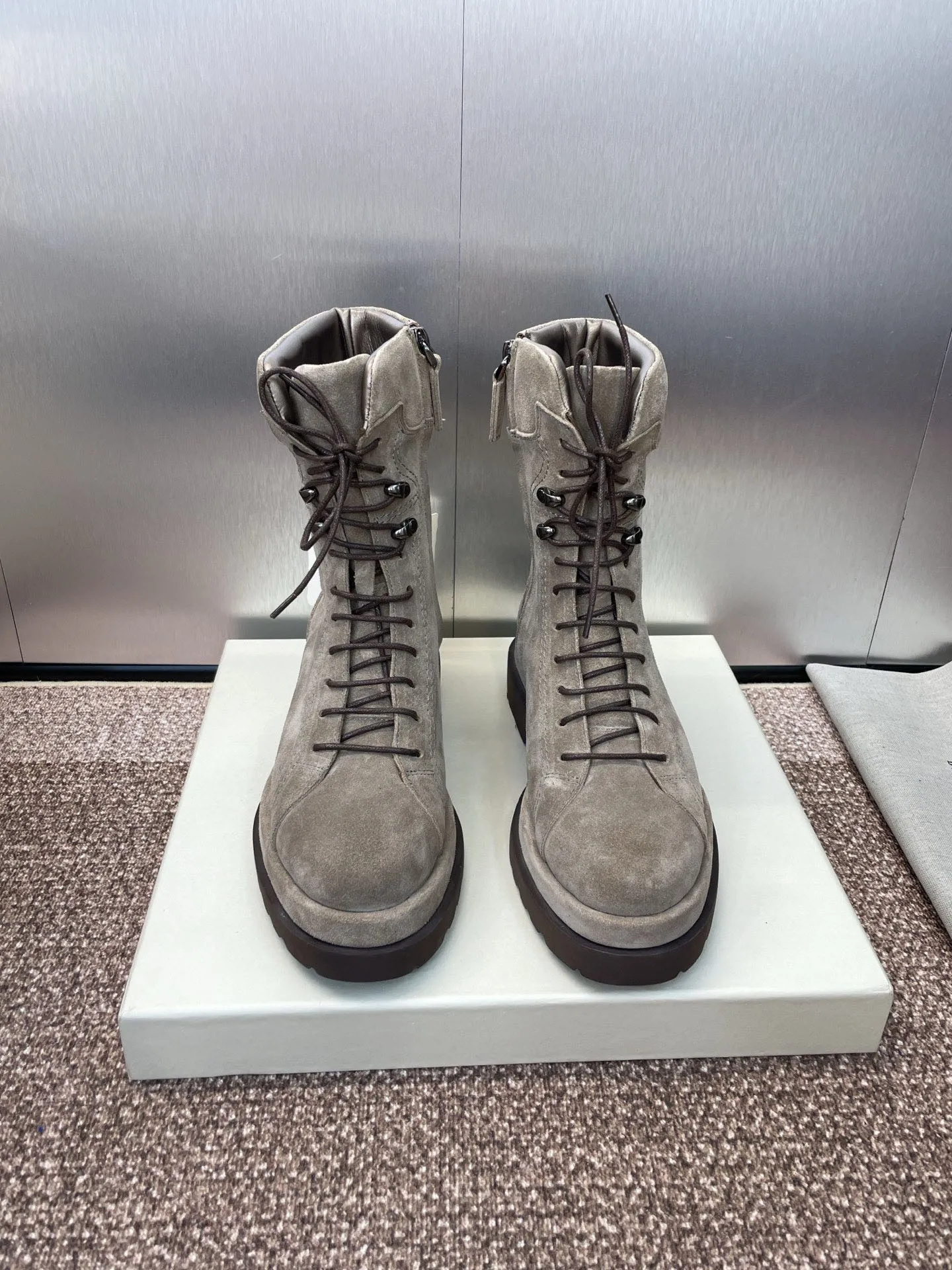 

Новые осенние и зимние женские короткие сапоги 2024, изготовленные из овчины и подкладки из овчины, уникальная форма обуви, размеры 35-42.