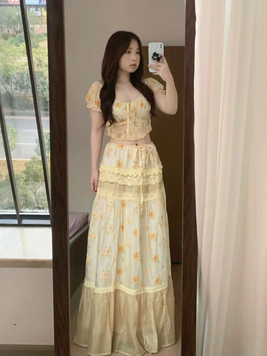 

Комплект из двух предметов: юбка с цветочным принтом и топ с V-образным вырезом в пляжном стиле. Готовый образ (OOTD) на лето 2025. Повседневный, из смесового хлопка, с высокой талией.