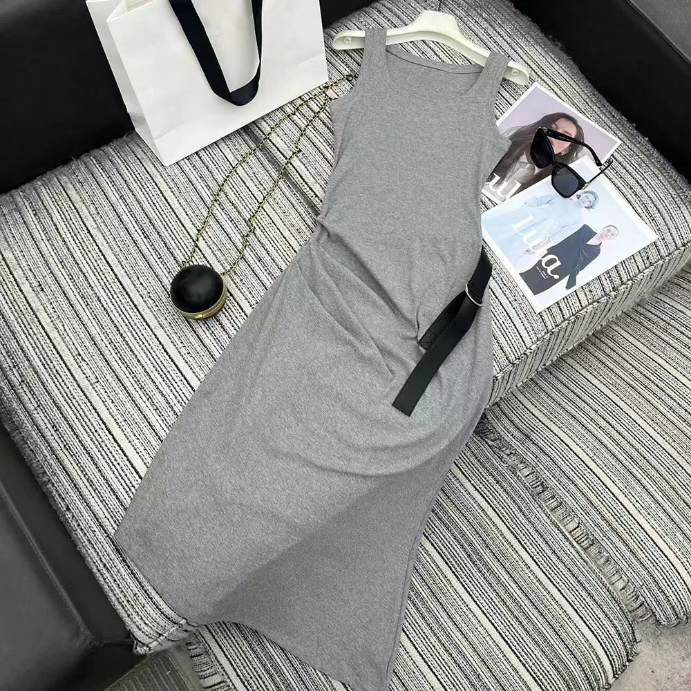 

Высококачественное женское платье без рукавов нового фасона 2026 года с декоративным поясом и модным акцентом на талии xy2640849