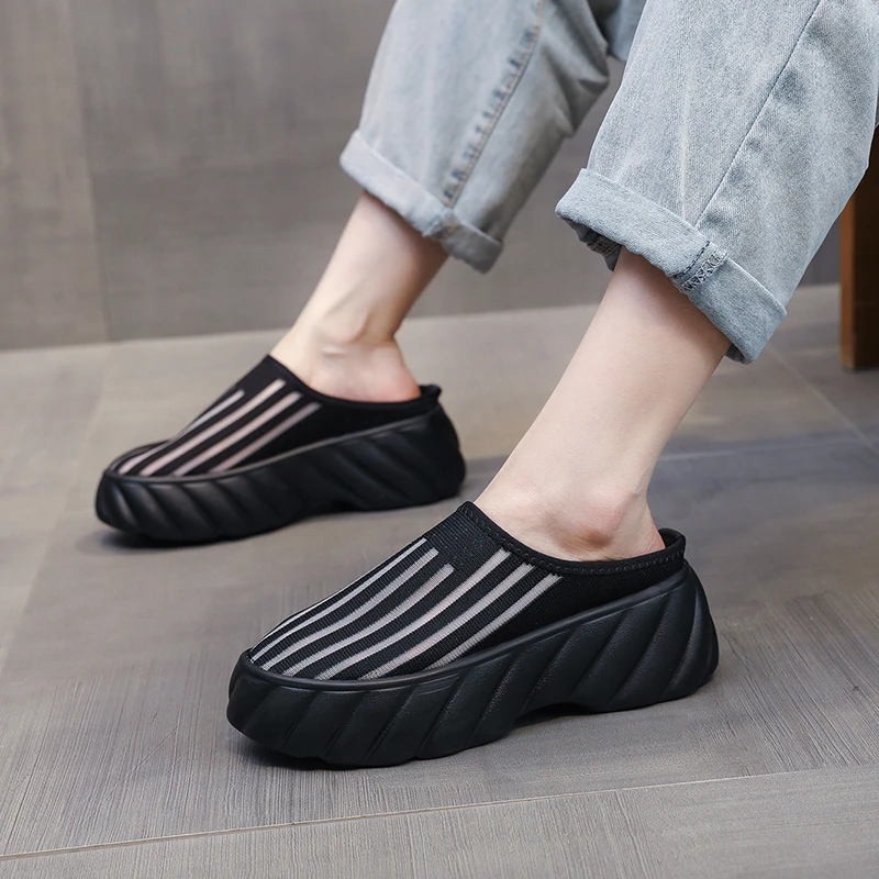 

Дышащие женские тапочки на плоской подошве с сеткой, новинка 2025, модные удобные спортивные повседневные тапочки на толстой подошве для отдыха, нескользящие тапочки с носком