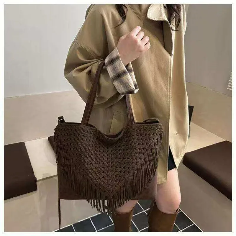 

2026 Spring and Autumn Fashion Retro Flowing Tassel Women's Bag - Large Capacity Shoulder Sling Handbag