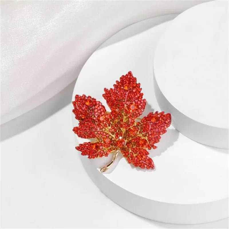 Elegant Crystal Red Green Blue Maple Leaf Brooches For Women Luxury Temperament Weddings Banquet Clothing Jewelry Accessories