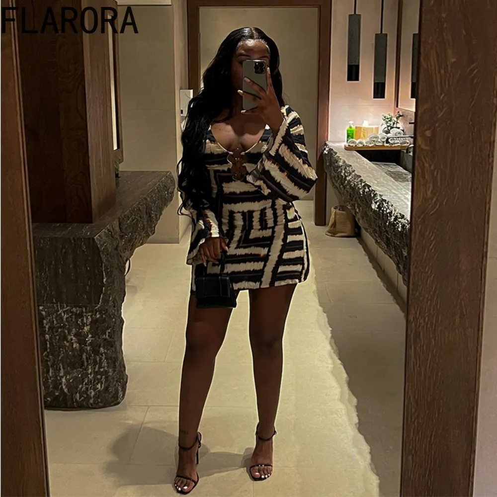 FLARORA 패션 스트라이프 인쇄 Bodycon 미니 드레스 여성 긴 소매 V 넥 금속 스플 라이스 드레스 트렌드 스트리트 여성 Vestidos