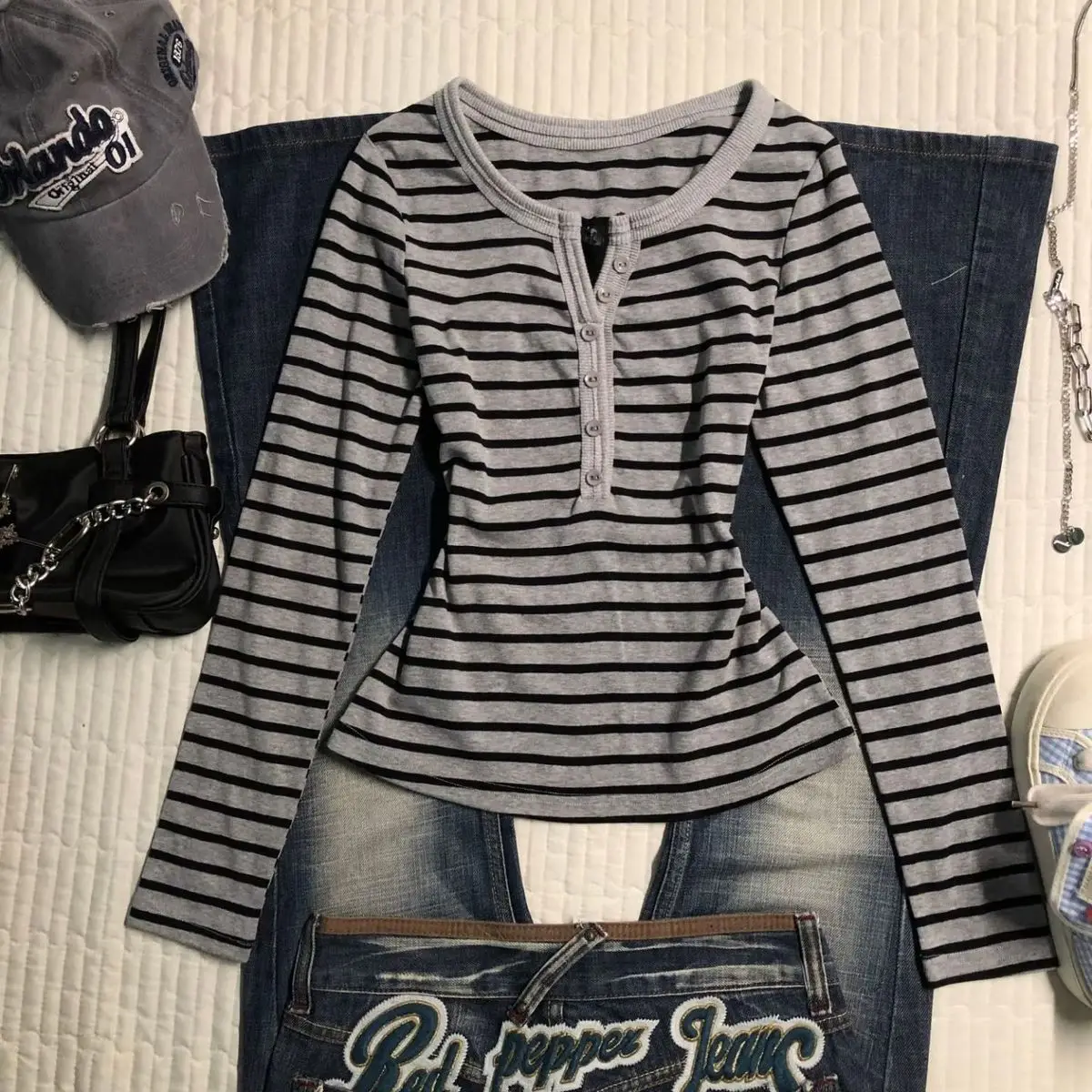 Gestreiftes Langarm-Oberteil für Damen im koreanischen Stil, Vintage, schmale Passform, Arbeitskleidung, V-Ausschnitt, Knopfleiste, Herbst-Winter-Basisschicht-T-Shirt