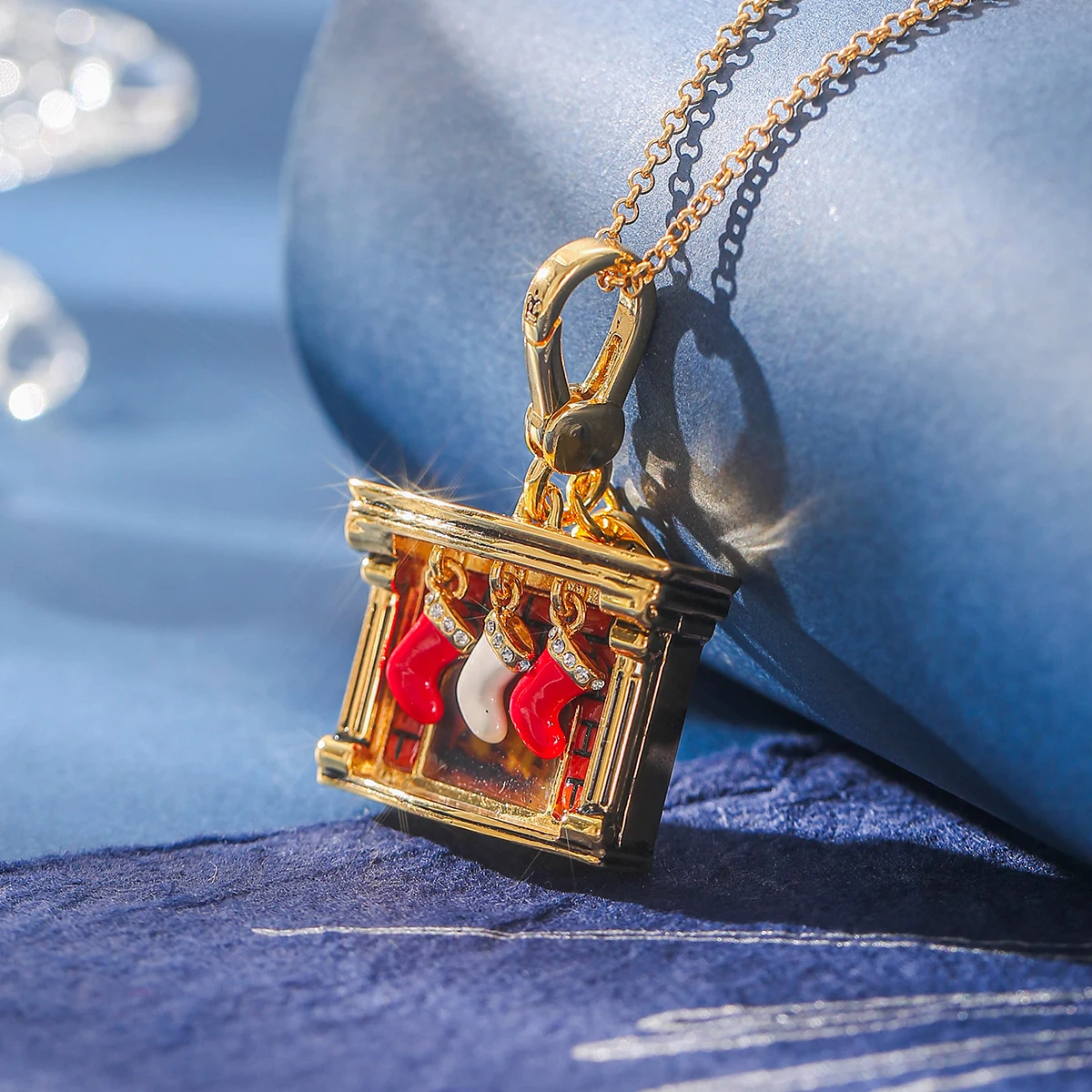 1Pc Exquisite Enameled Vintage Fireplace Pendant,Diamond-encrusted Stocking,Christmas Ornament,Party Necklace Friend Gift