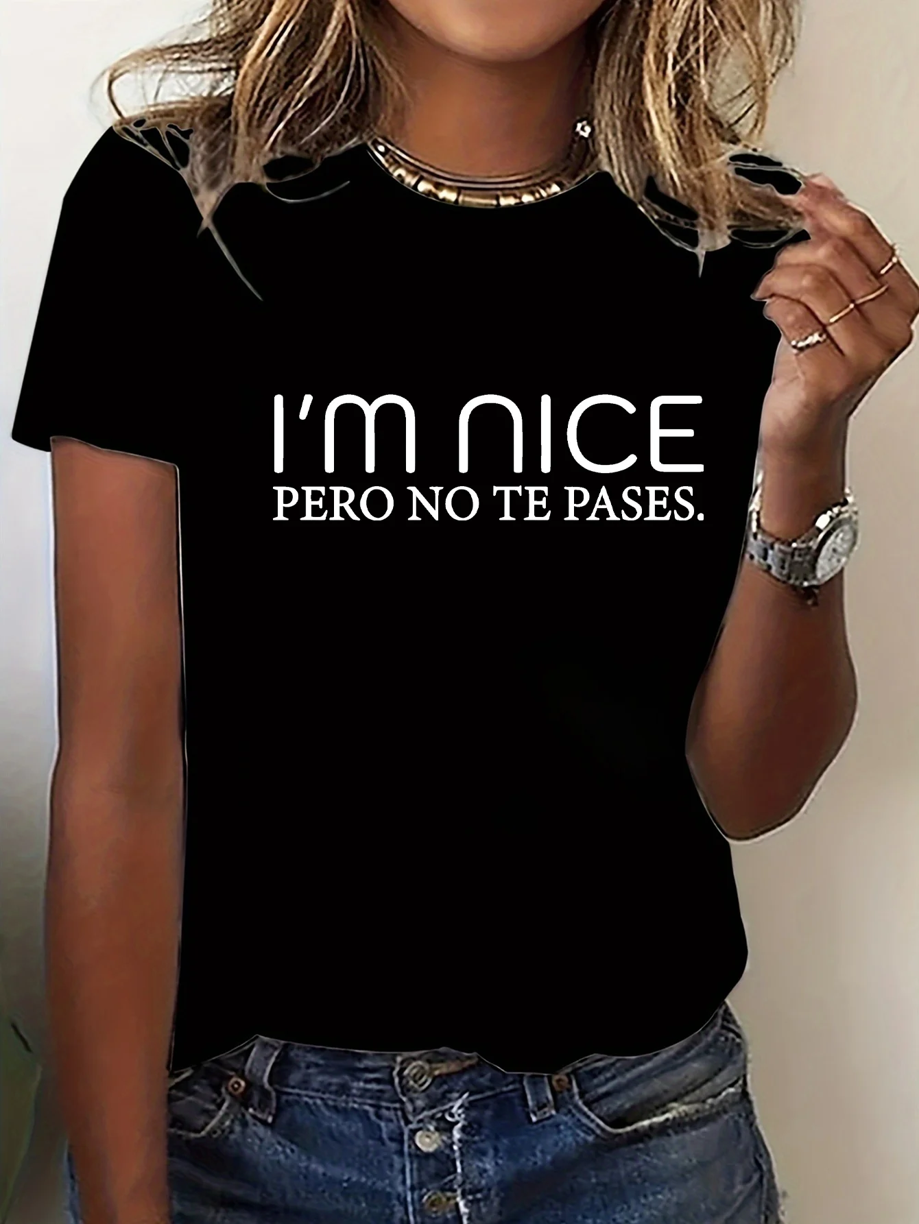 تي شيرت نسائي نابض بالحياة برقبة دائرية أنيق I'm Nice Pero No Te Pases طباعة شعار مثالية للارتداء اليومي والأنشطة الخارجية