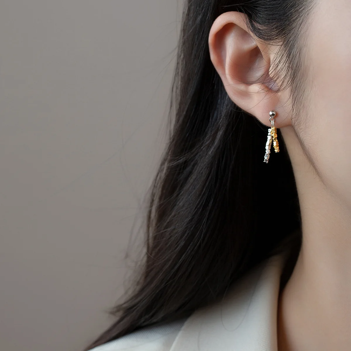 

S925 Sterling Silver Cold Wind Two-color Broken Silver Earrings High-end Temperament Ear Jewelry Women M04600