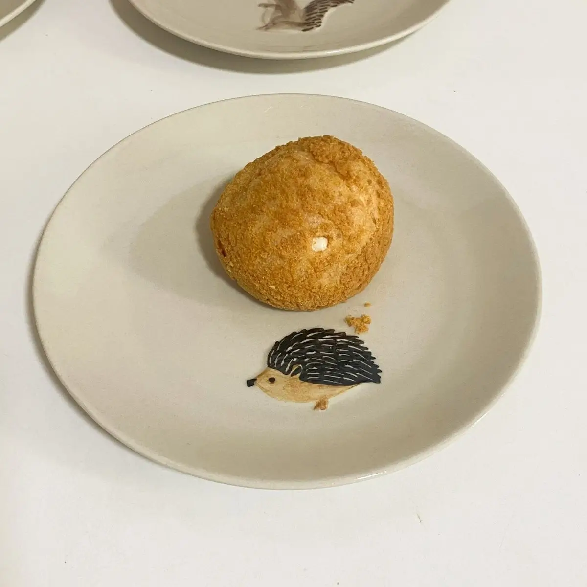 Underglaze Color Ceramic Plate With Relief Small Animal Pattern Snack Plate Bone Spitting Dish Household Kitchen Tableware Decor