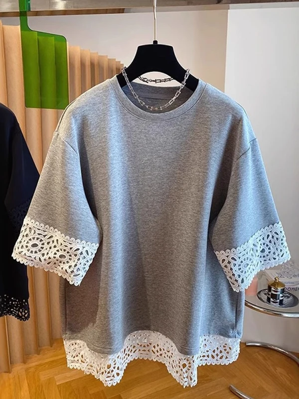 تي شيرت نسائي فضفاض لصيف 2025 مزين بالدانتيل مقاس كبير تصميم جديد متعدد الاستخدامات ملابس علوية غير رسمية سلع أوروبية يتم تشغيلها مباشرة إلى الرئيسي...