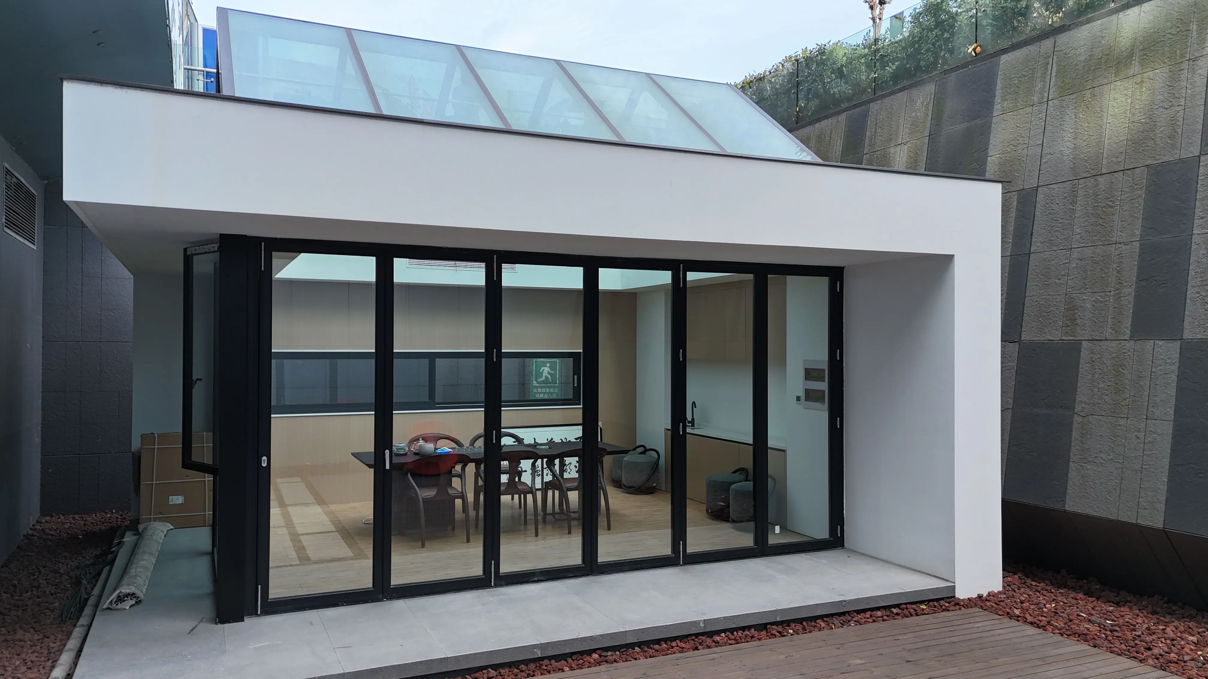 

High End Coffee Shop and Household Folding Door Fashionable Exterior Design Accordion Doors UV Protective Stacking Doors