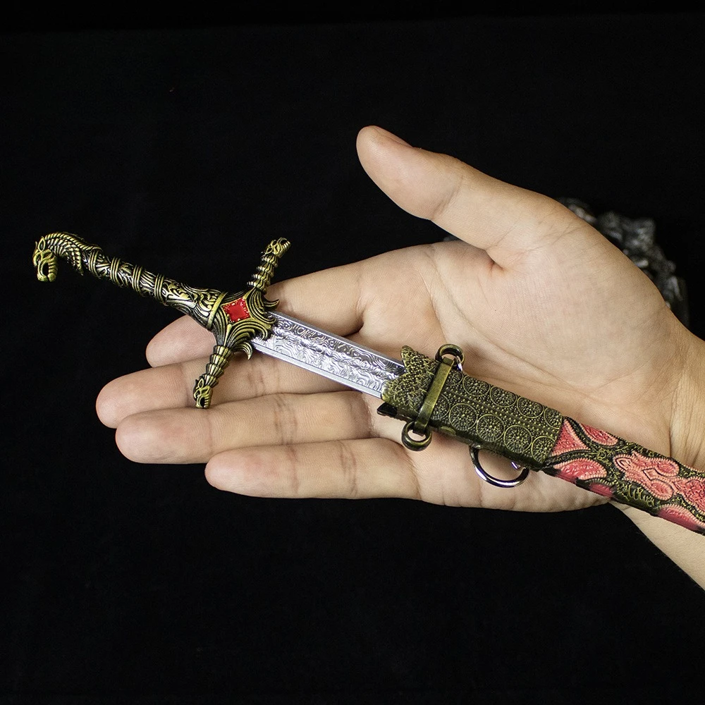 Nuovo 30 centimetri Gioco Figura Periferiche Puntelli Artigianato In Metallo Modello con Spada Guaina Desktop Decorare Ornamenti Ragazzi Regali Di Compleanno Giocattoli