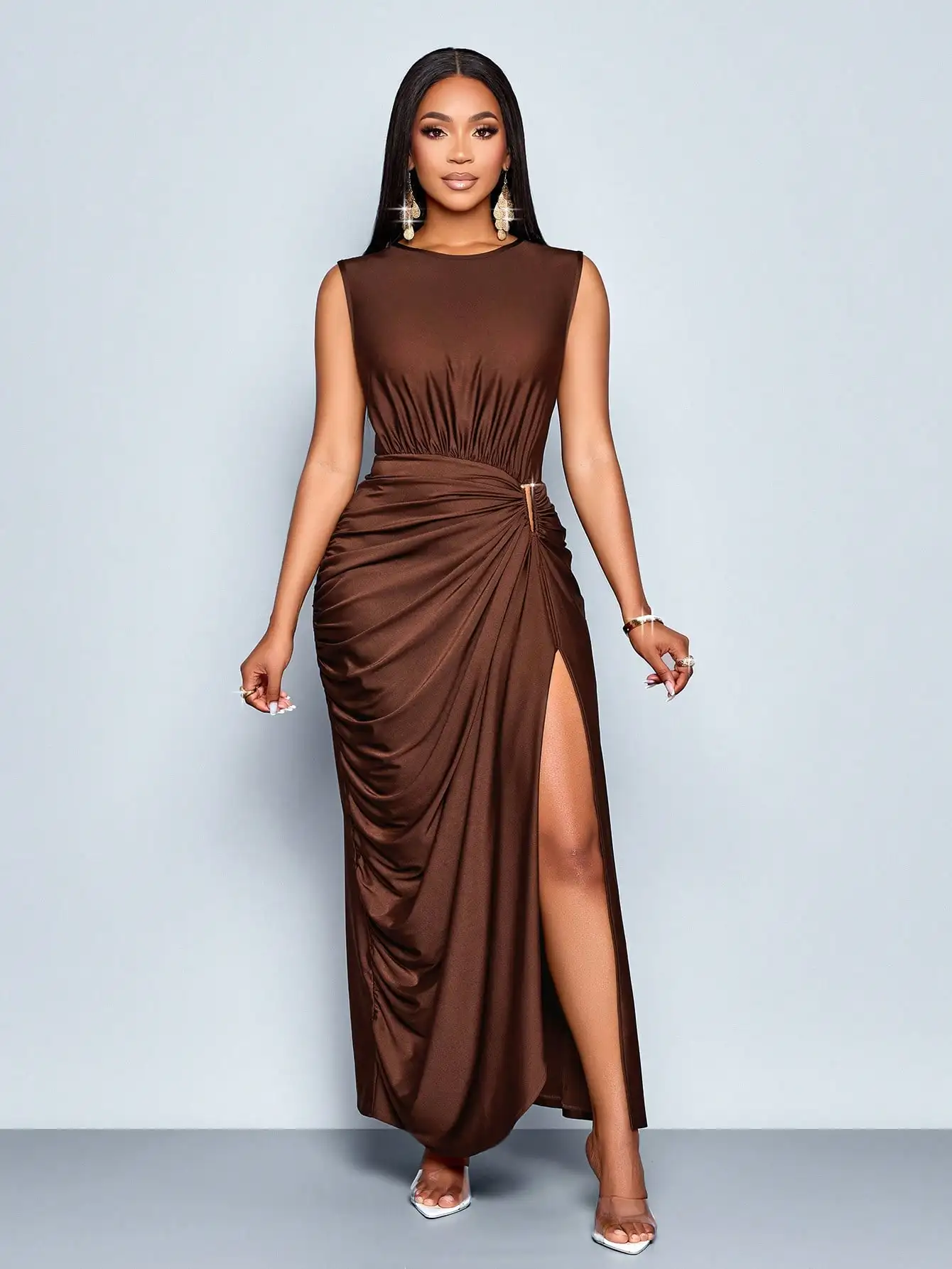 Satynowa sukienka maxi z marszczeniami i metalową klamrą, elegancka suknia bez rękawów na imprezy i randki.