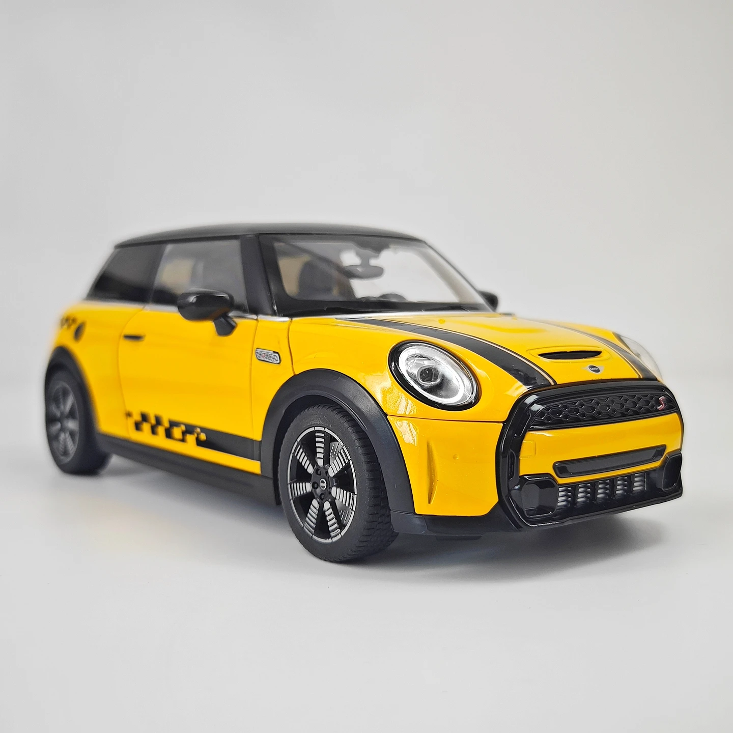 1:18 Simulated BMW mini Cooper s alloy car model decoration gift, doors and engine hood, trunk can be opened rich in details