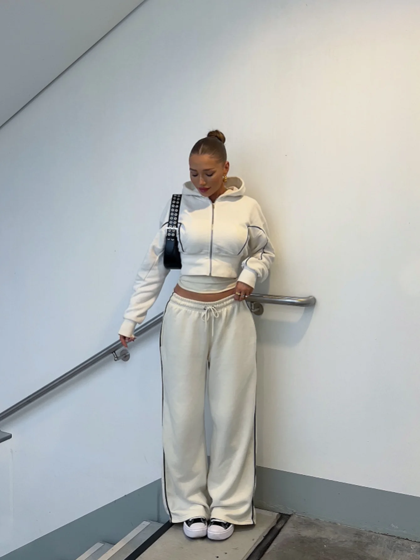 Sudadera corta de manga larga para mujer, conjunto de dos piezas con capucha y pantalones para mujer, adecuado para ropa de otoño e invierno