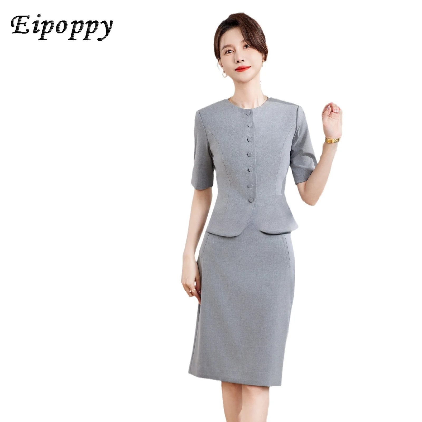 L'abbigliamento professionale da donna è elegante, semplice e alla moda