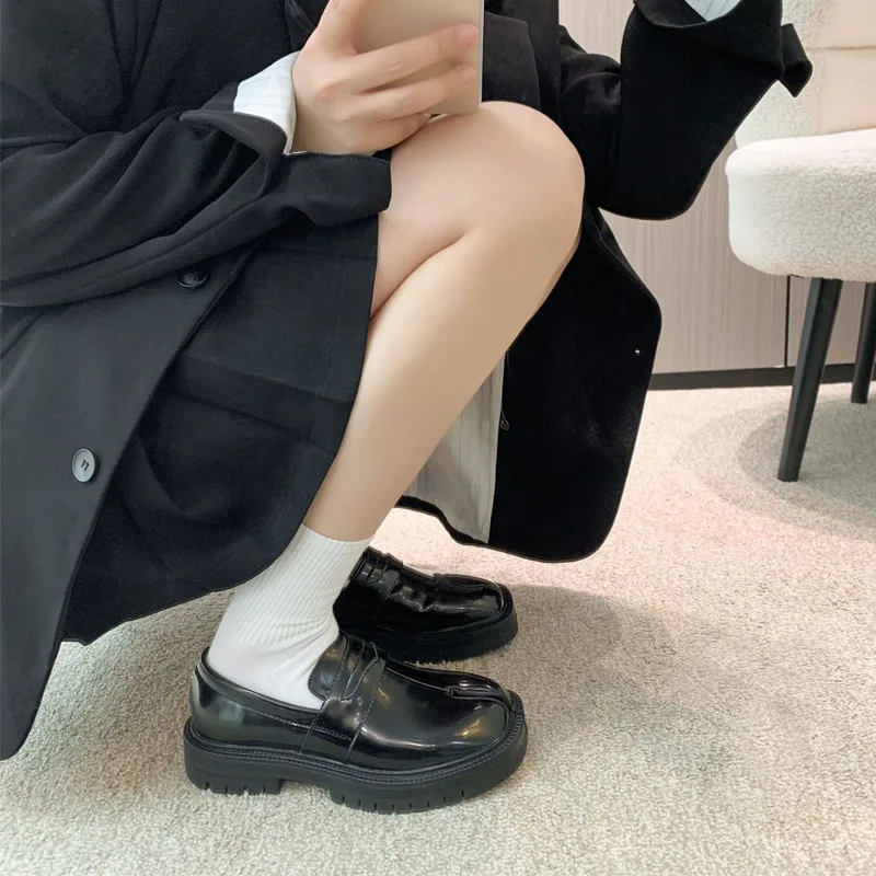 Women's Tabi Shoes 2026 Split Toe Flats British Style Leather Shoes Women Fashion Marry Janes Pig Hoof Shoes Woman Loafers view 3