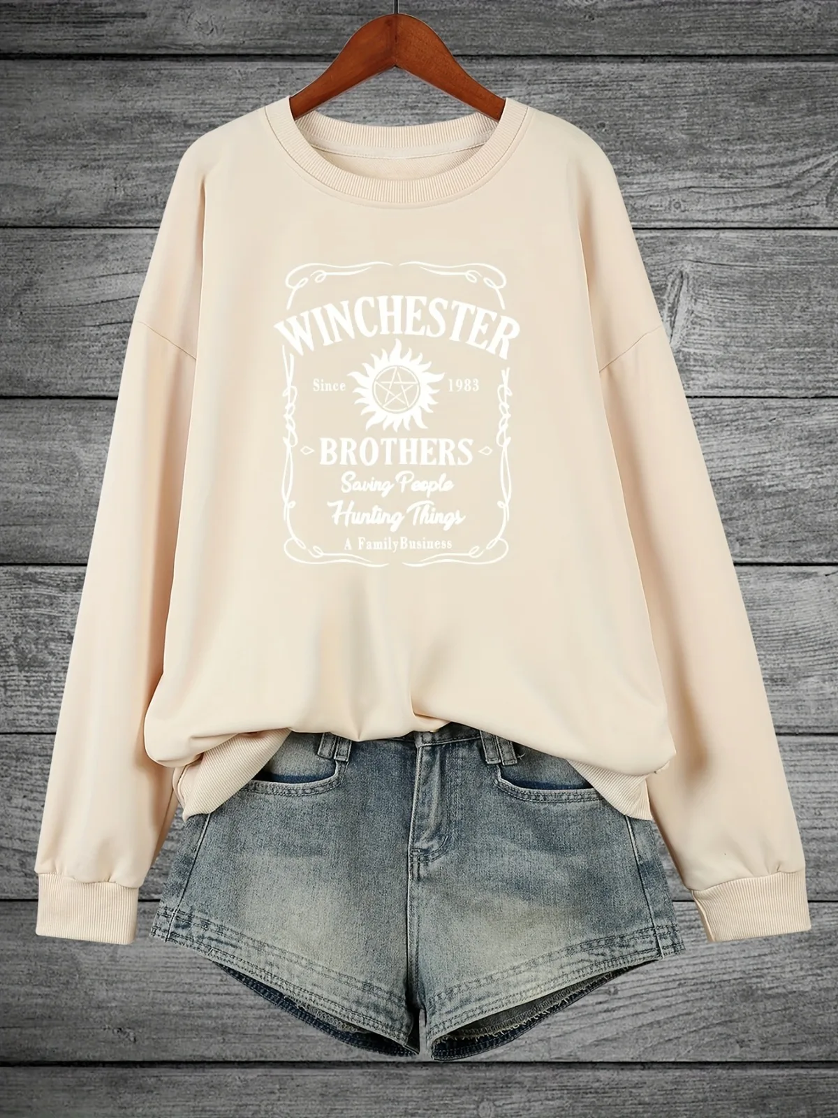 Damska bluza z kapturem z nadrukiem graficznym i sloganami, wygodna bluza wkładana przez głowę z okrągłym dekoltem, odpowiednia na prezenty świąteczne, styl gotycki.