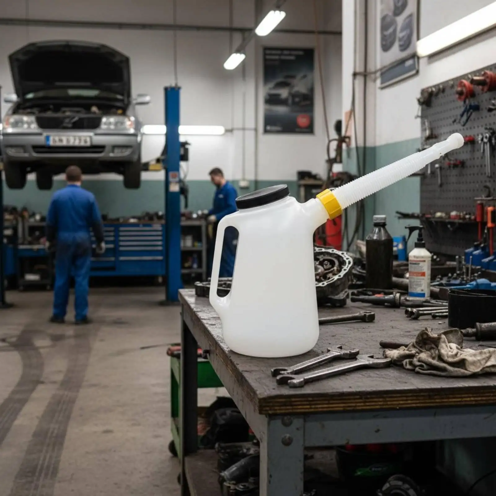 Measuring Oil Filler Bottle HDPE Hand Operated Oil Can Ribbed Flexible Spout for Car Engine Repair and Service