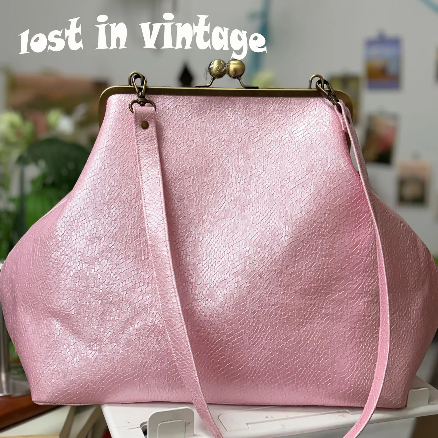 LOST IN VINTAGE Artificial Snake Patterned Leather Balls Kiss-lock Large Big Clutch Handbag Proudly Carried In Hand 35x30x20cm