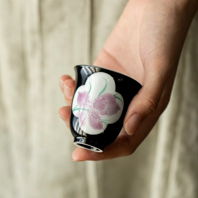 1Pc Black Ground Window Hand-painted Iris Flower Ceramic Teacup Kung Fu Tea Set Household TeaCup Special Master Cup Tea Ceremony