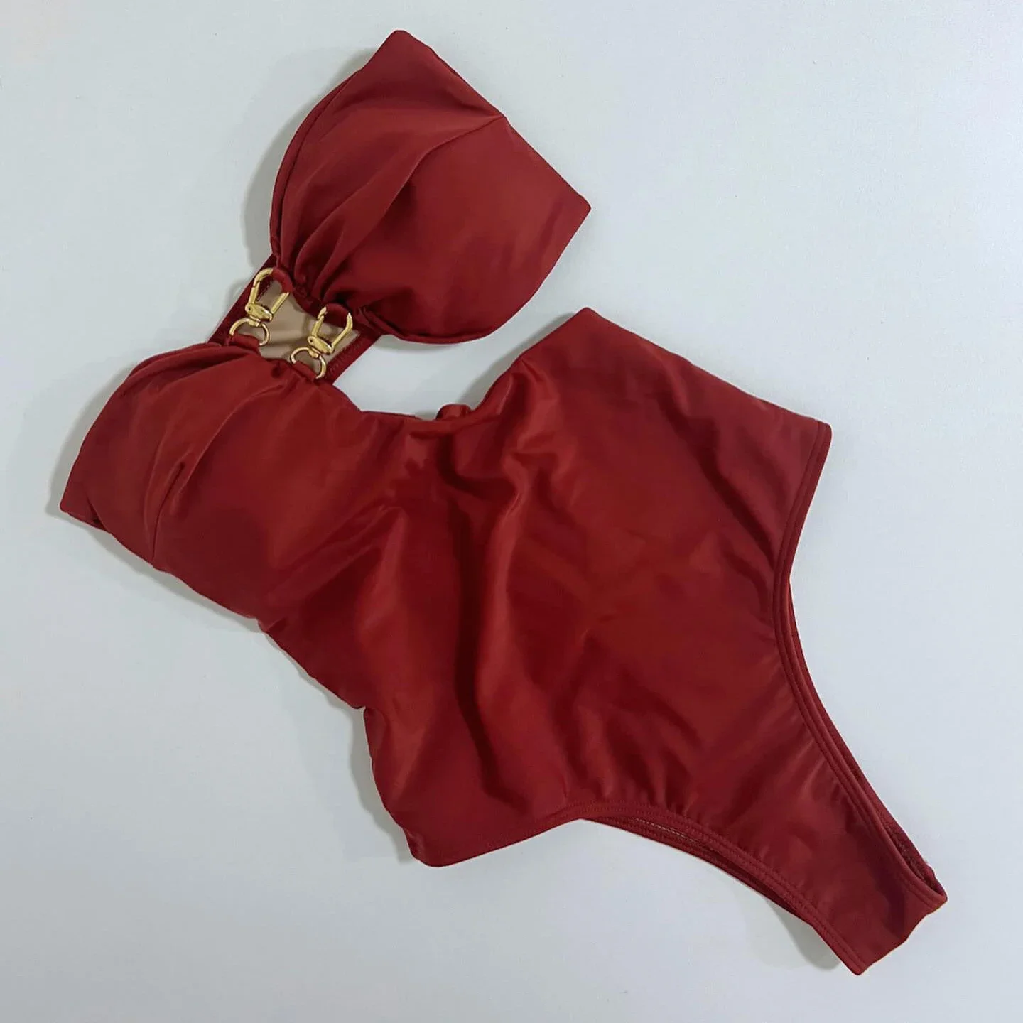 Hollow One Piece ชุดว่ายน้ําผู้หญิงชุดว่ายน้ําเซ็กซี่ 2025 ปิดไหล่บิกินี่หญิง High Cut ชุดว่ายน้ํา Bandeau Beachwear