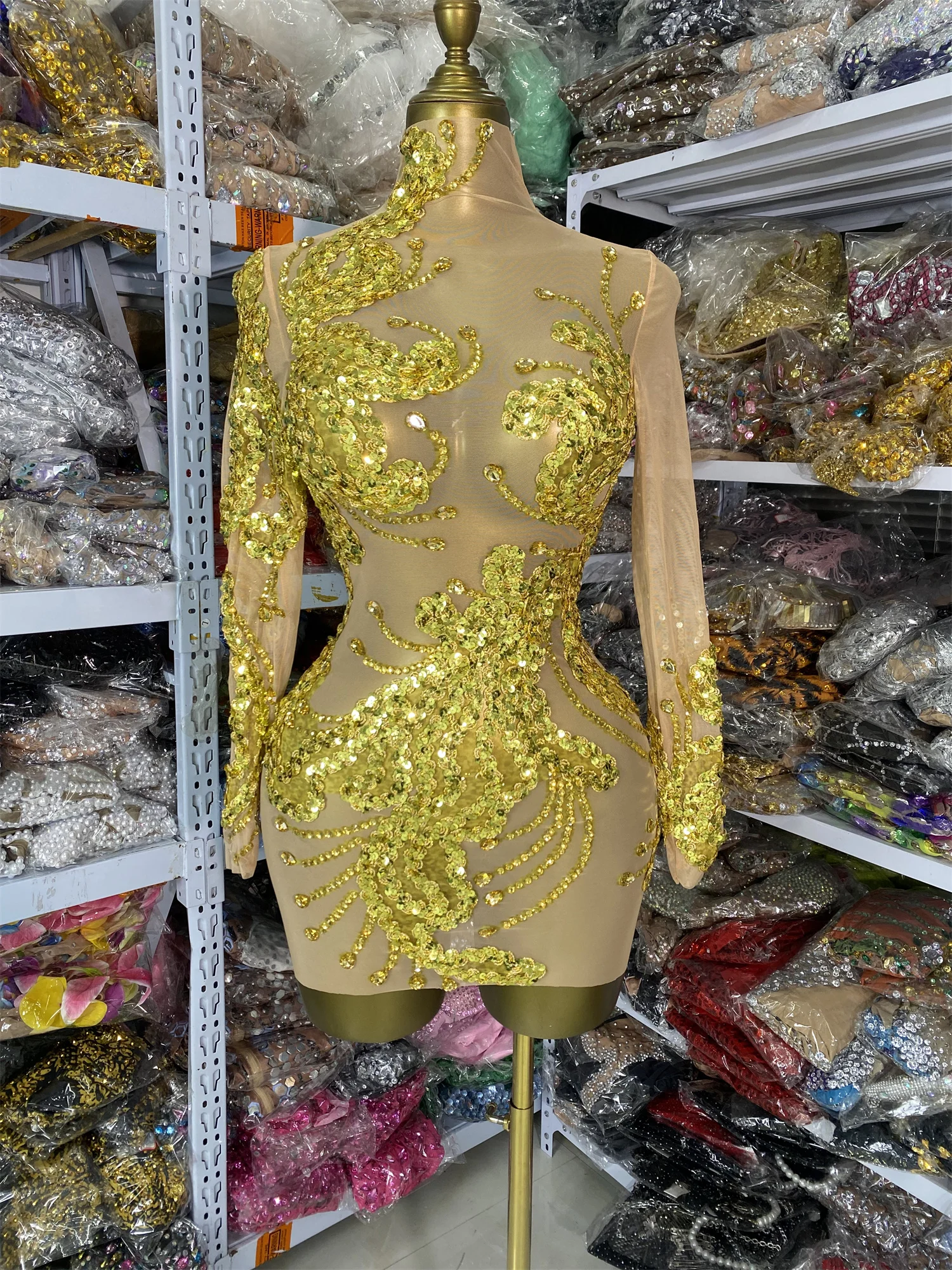 

Женское смелое платье с золотыми блестящими стразами и пайетками, прозрачное облегающее мини-платье с длинным рукавом для вечеринок и клубов, полупрозрачное.