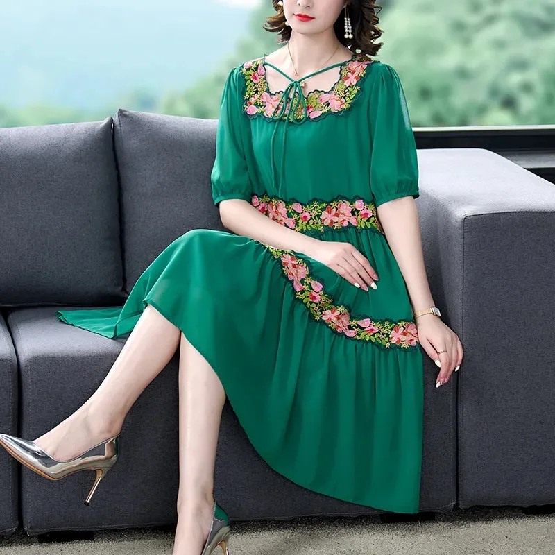 

Wife Luxury Embroidery Elegant Age Reducing Loose Fit Slim Dress 2023 Summer New Fashion Style Slim Fit Long Dress Commuter V666