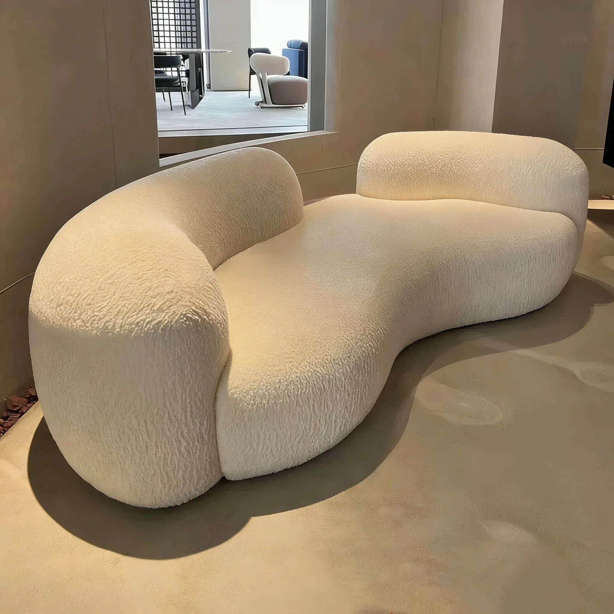 Crèmekleurige, creatieve, gebogen bank, licht luxe Italiaans erwtontwerp voor kleine appartementen, woonkamers, kledingwinkels, schoonheidssalons en hotels.