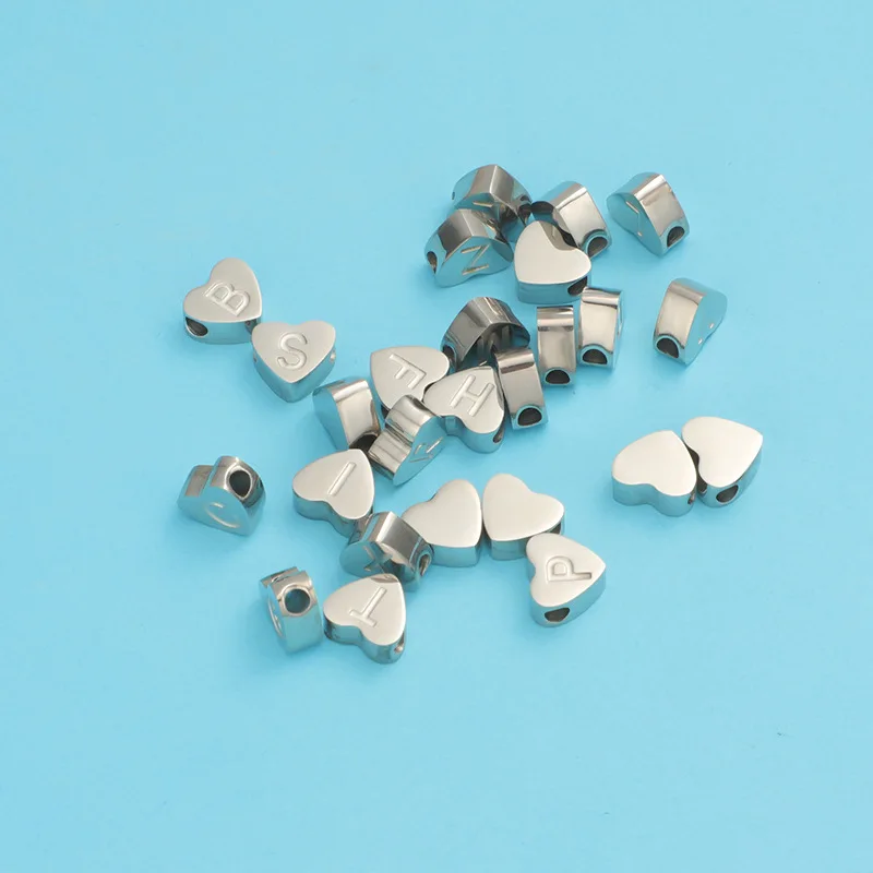 5 قطعة/الوحدة الفولاذ المقاوم للصدأ القلب النقش الأبجدية رسالة حبة ثقب صغير من A-Z DIY بها بنفسك النتائج مجوهرات اكسسوارات