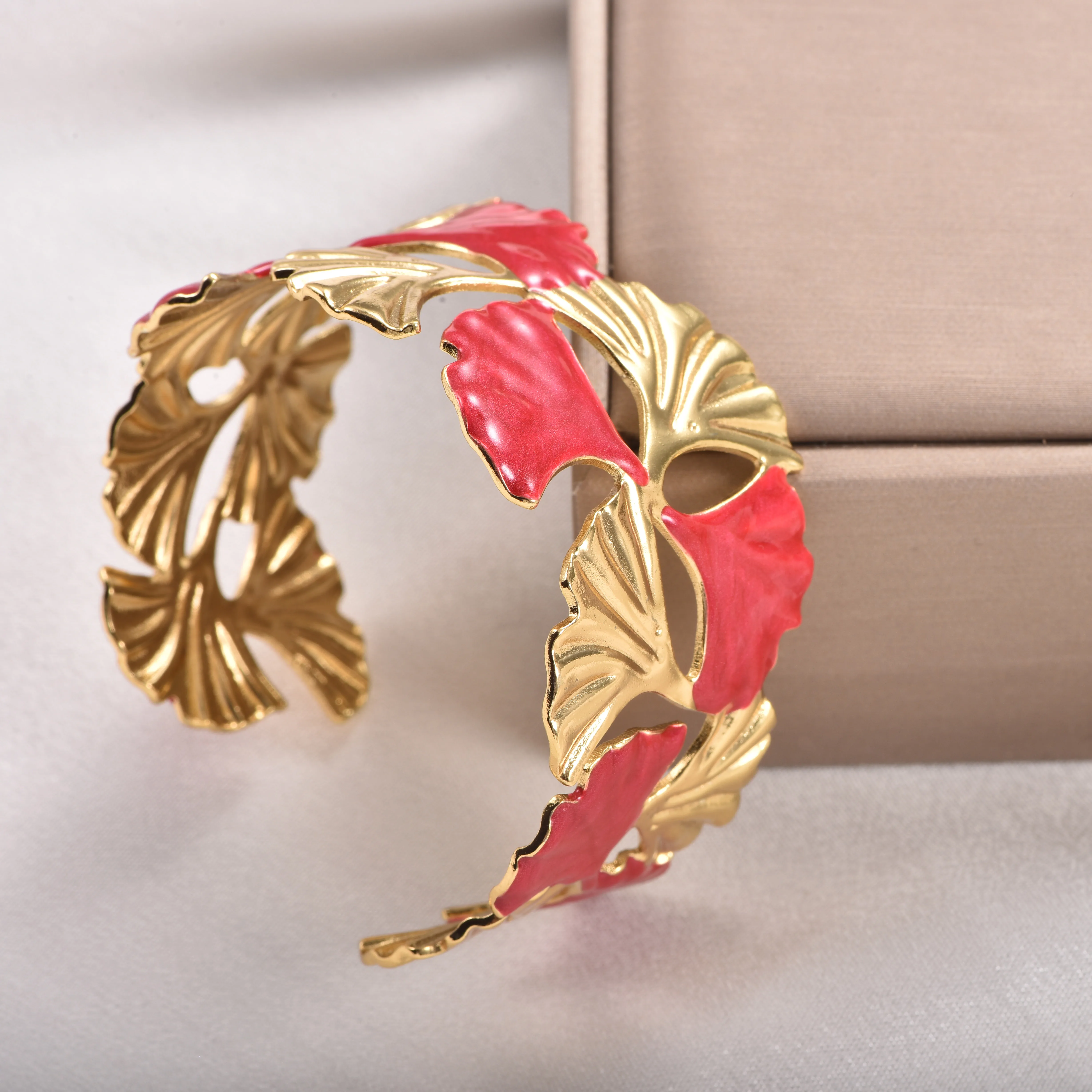 Modischer Emaille-Armreif für Damen, vergoldet, in Ginkgo-Blatt-/Herzform, verstellbares Armband, breiter Emaille-Armreif. – Detail 6