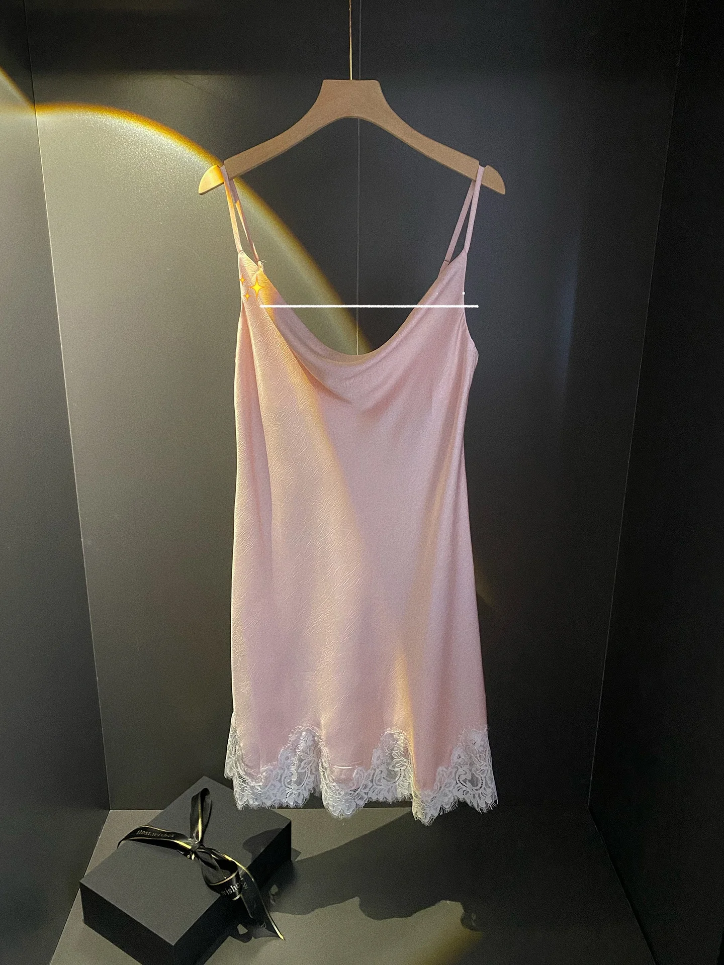 robe-midi-rose-fine-d'ete-en-soie-glacee-et-dentelle-avec-bretelles-reglables-style-doux-et-luxueux-pour-femme-tenue-de-nuit-et-de-maison-decontractee