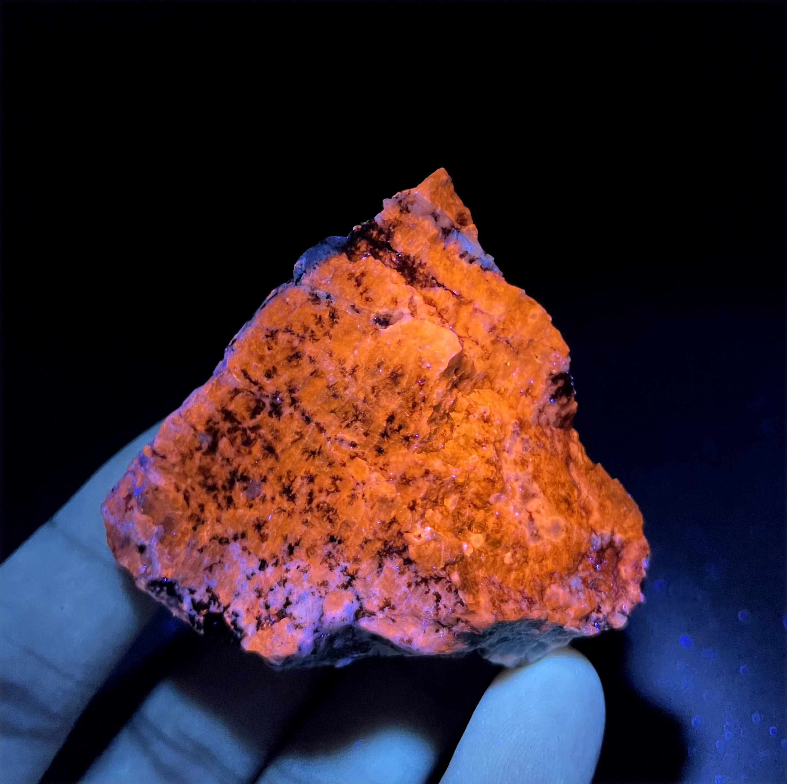 

BEST! 100% Natural Afghan orange Fluorescent blue Sodalite Mineral Specimens stones and crystals quartz