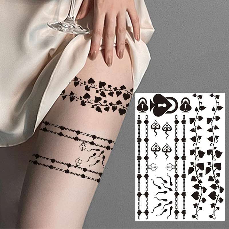 Un tatuaje temporal sexy resistente al agua en la zona del muslo/del cuello, con las enredaderas de la Reina de los Espadas y de la pala.