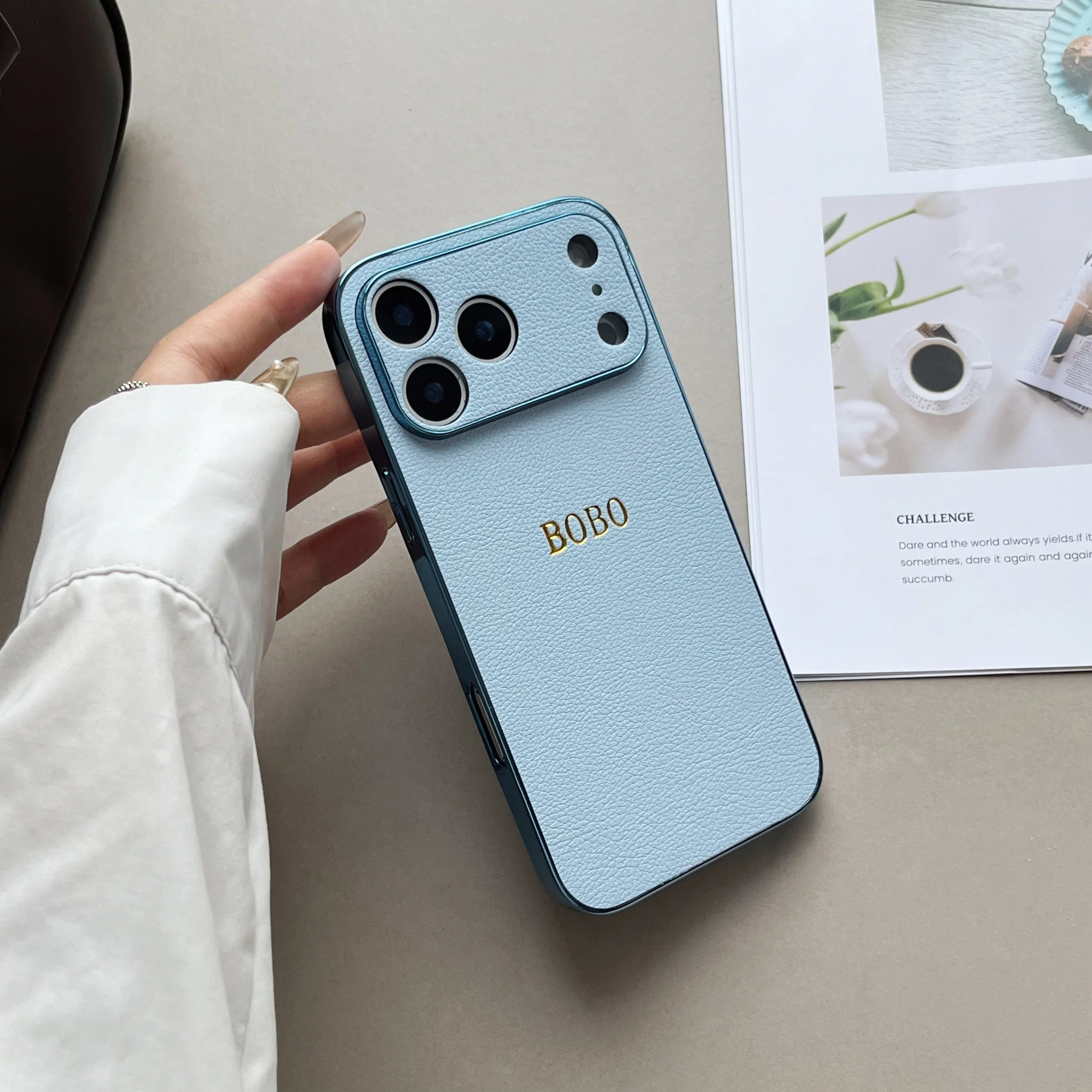 Luxuriöse Kunstleder-Handyhülle mit Beschichtung für iPhone 18 17 16 15 14 13 Pro Max Plus Air, personalisierbar mit Namen, goldene 3D-Heißfolienprägung – Detail 7