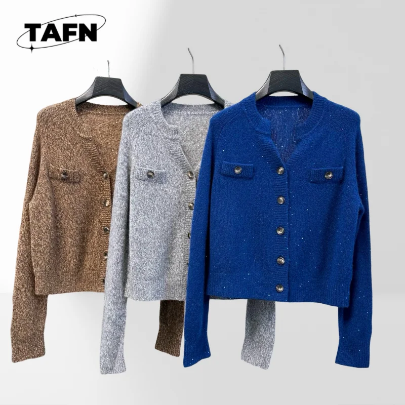 

Шерстяной женский кашемировый кардиган премиум-класса в стиле ретро — стильный и уютный на 2025 год. Уютный и элегантный для повседневных случаев AI1578