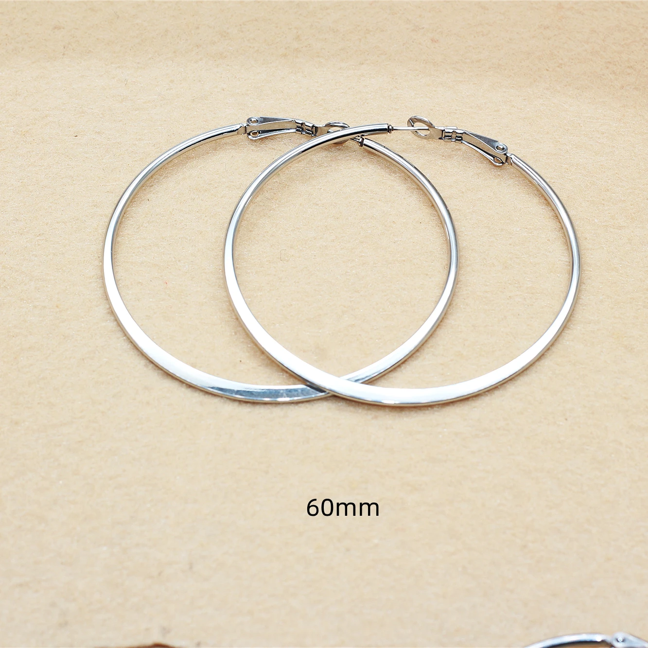 8u899 Herren Damen 60mm Creolen Kreis 2mm 316L Edelstahl Ohrringe IP-Beschichtung Kein Verblassen Allergiefrei – Detail 1