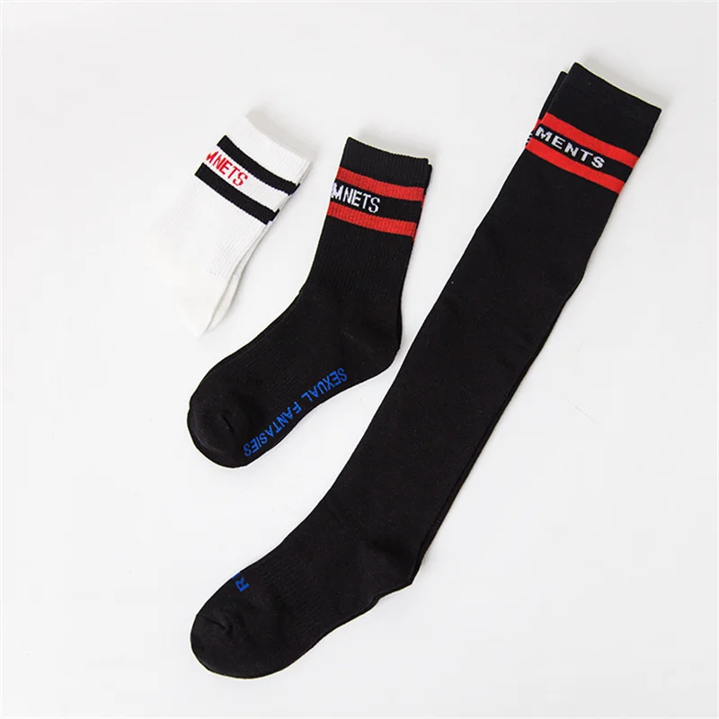 Calcetines deportivos de algodón para hombre y mujer, medias de moda con letras VT, dos barras, color blanco y negro, novedad