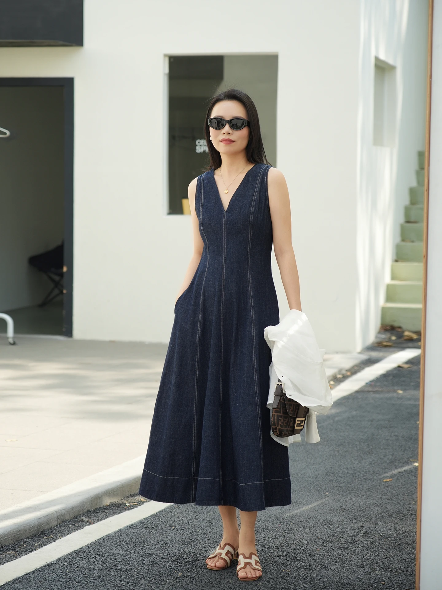 

Женское джинсовое платье Ting2 Studio Blue Denim: дышащее, легкое, с V-образным вырезом, без рукавов, из хлопка, романтичное, приталенное, летнее