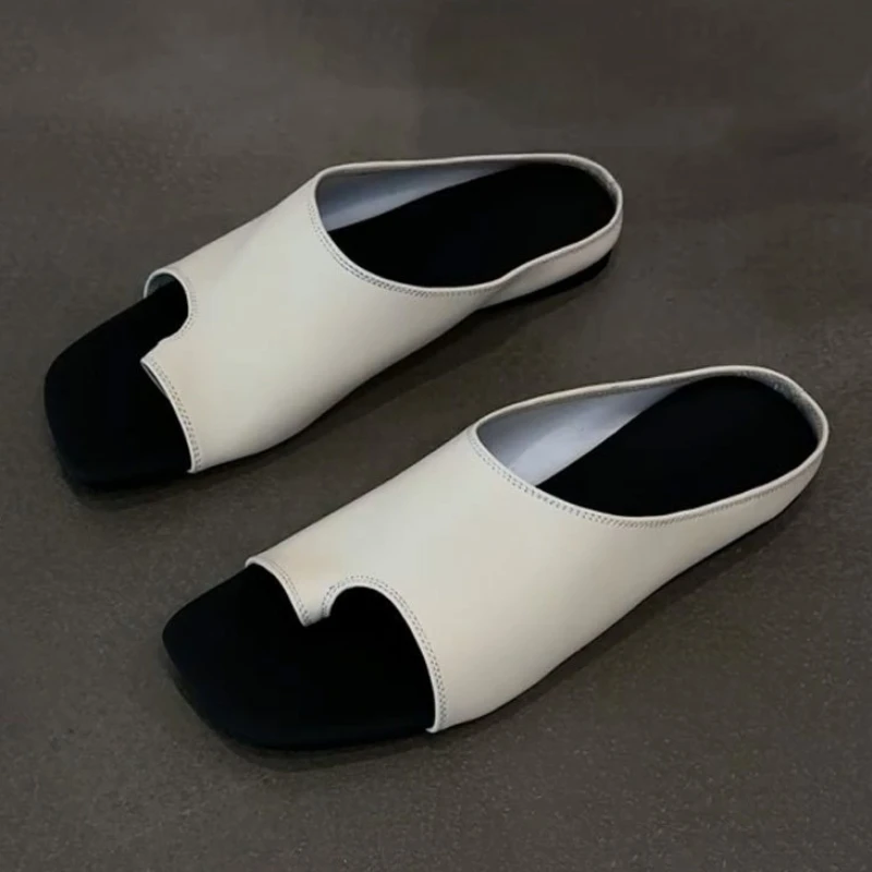 

Новинка 2025 года, сандалии на плоской подошве с застежкой на носок, женские летние повседневные удобные мягкие пляжные тапочки, модные полутапочки, уличные белые шлепанцы